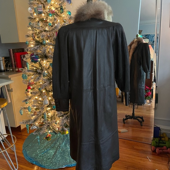 Vintage full-length leather and fur winter coat. Shoulder pads, and puff sleeves - Picture 5 of 11